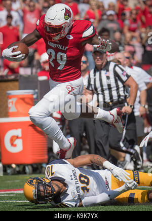 Louisville, Kentucky, USA. 23 Sep, 2017. Louisville Kardinäle cornerback Jaire Alexander (10) springt Kent State Golden blinkt Sicherheit Quan Robinson Jr. (10) während das Spiel in Louisville, Kentucky, Samstag, 23. September 2017. Credit: Bryan Woolston/ZUMA Draht/Alamy leben Nachrichten Stockfoto