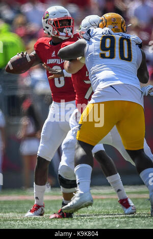 Louisville, Kentucky, USA. 23 Sep, 2017. Louisville Cardinals quarterback Lamar Jackson (8) Fällt der Ball während des Spiels gegen Kent State Golden blinkt in Louisville, Kentucky, Samstag, 23. September 2017 zu übermitteln. Credit: Bryan Woolston/ZUMA Draht/Alamy leben Nachrichten Stockfoto