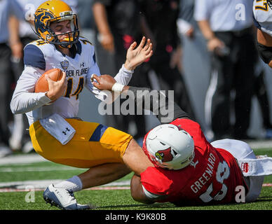 Louisville, Kentucky, USA. 23 Sep, 2017. Louisville Kardinäle defensive lineman Jakob Pierce (50) packt Kent State Golden blinkt Quarterback Dustin Crum (14) während das Spiel in Louisville, Kentucky, Samstag, 23. September 2017. Credit: Bryan Woolston/ZUMA Draht/Alamy leben Nachrichten Stockfoto