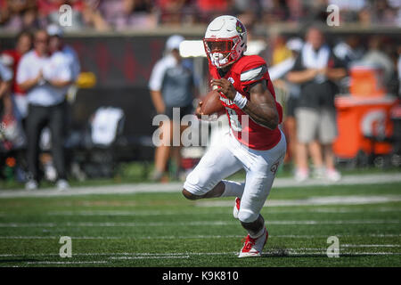 Louisville, Kentucky, USA. 23 Sep, 2017. Louisville Cardinals quarterback Lamar Jackson (8) kriecht in das Feld "Öffnen" während des Spiels gegen Kent State Golden blinkt in Louisville, Kentucky, Samstag, 23. September 2017. Credit: Bryan Woolston/ZUMA Draht/Alamy leben Nachrichten Stockfoto