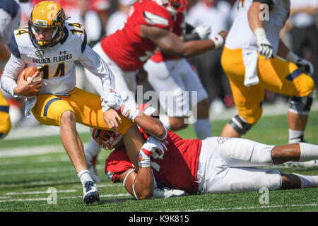 Louisville, Kentucky, USA. 23 Sep, 2017. Louisville Kardinäle defensive lineman Jakob Pierce (50) packt Kent State Golden blinkt Quarterback Dustin Crum (14) während das Spiel in Louisville, Kentucky, Samstag, 23. September 2017. Credit: Bryan Woolston/ZUMA Draht/Alamy leben Nachrichten Stockfoto