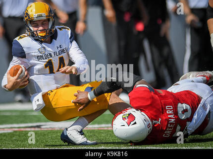 Louisville, Kentucky, USA. 23 Sep, 2017. Louisville Kardinäle defensive lineman Jakob Pierce (50) packt Kent State Golden blinkt Quarterback Dustin Crum (14) während das Spiel in Louisville, Kentucky, Samstag, 23. September 2017. Credit: Bryan Woolston/ZUMA Draht/Alamy leben Nachrichten Stockfoto