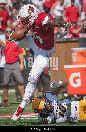 Louisville, Kentucky, USA. 23 Sep, 2017. Louisville Kardinäle cornerback Jaire Alexander (10) springt Kent State Golden blinkt Sicherheit Quan Robinson Jr. (10) während das Spiel in Louisville, Kentucky, Samstag, 23. September 2017. Credit: Bryan Woolston/ZUMA Draht/Alamy leben Nachrichten Stockfoto