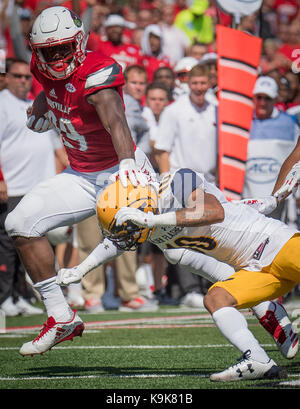 Louisville, Kentucky, USA. 23 Sep, 2017. Louisville Kardinäle cornerback Jaire Alexander (10) weicht die Bekämpfung der Kent State Golden blinkt Sicherheit Quan Robinson Jr. (10) während das Spiel in Louisville, Kentucky, Samstag, 23. September 2017. Credit: Bryan Woolston/ZUMA Draht/Alamy leben Nachrichten Stockfoto