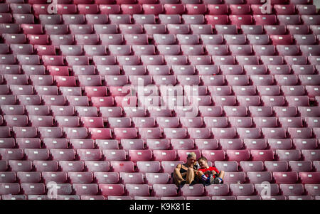 Louisville, Kentucky, USA. 23 Sep, 2017. Louisville Kardinäle Fans auf den Tribünen während des Spiels gegen Kent State Golden blinkt in Louisville, Kentucky, Samstag, 23. September 2017. Credit: Bryan Woolston/ZUMA Draht/Alamy leben Nachrichten Stockfoto