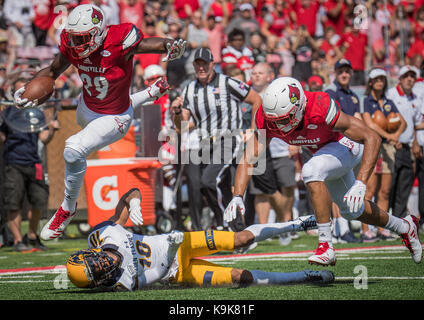 Louisville, Kentucky, USA. 23 Sep, 2017. Louisville Kardinäle cornerback Jaire Alexander (10) springt Kent State Golden blinkt Sicherheit Quan Robinson Jr. (10) während das Spiel in Louisville, Kentucky, Samstag, 23. September 2017. Credit: Bryan Woolston/ZUMA Draht/Alamy leben Nachrichten Stockfoto