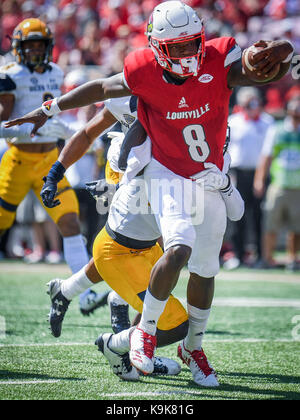 Louisville, Kentucky, USA. 23 Sep, 2017. Louisville Cardinals quarterback Lamar Jackson (8) zieht mehrere Verteidiger in das Ende, während ein Touchdown zählen während dem Spiel gegen Kent State Golden blinkt in Louisville, Kentucky, Samstag, 23. September 2017. Credit: Bryan Woolston/ZUMA Draht/Alamy leben Nachrichten Stockfoto