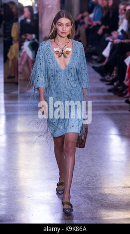 Mailand, Italien. 23 Sep, 2017. Modell Gigi Hadid Spaziergänge der Start- und Landebahn für Fashion House Bottega Veneta für Frauen und Männer während der Mailand Fashion Week Frühjahr/Sommer 2018 in Mailand, Italien, Sept. 23, 2017. Credit: Jin Yu/Xinhua/Alamy leben Nachrichten Stockfoto
