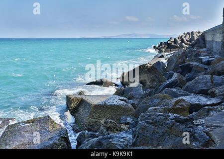 Große Steine auf der Meerseite. Stockfoto