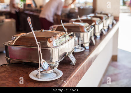 Buffet. Dampf Pfannen in Reihe auf der Bar. Stockfoto