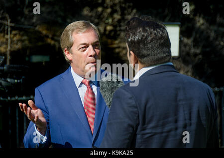 Nigel Farage, UKIP Europaabgeordnete und ehemalige Parteichef. Auf College Green, Westminster, Sep 2017, befragt Stockfoto