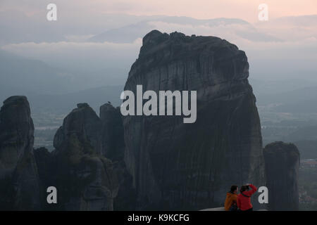 Ein paar genießen die surreale Blick auf Millionen Jahre alten gigantischen Felsen von Meteora, Griechenland. Stockfoto