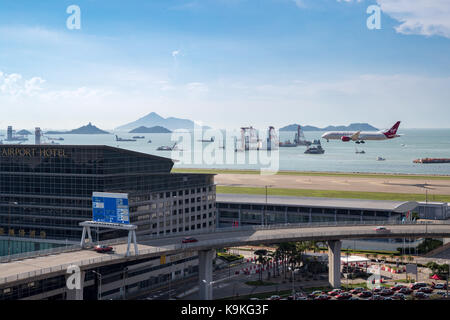 Lantau, Hong Kong - 10. September 2017: Flugzeug Landung auf dem Internationalen Flughafen Hong Kong