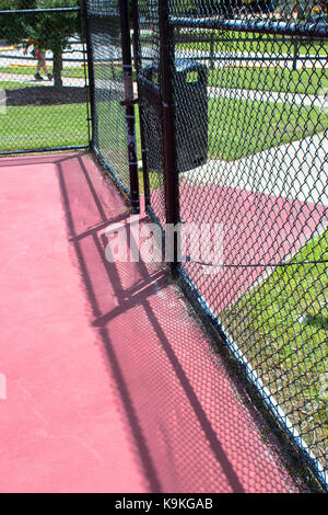 Offene Tor auf leere Tennisplatz Stockfoto