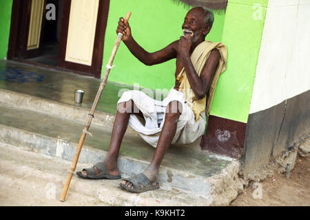 Indische älterer Mann in außerhalb der Sitzung Stockfoto