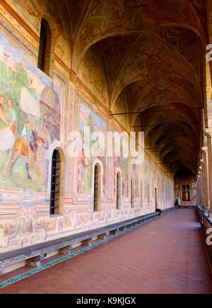 Der wunderschön dekorierte Kreuzgang in Santa Chiara in Neapel. Stockfoto