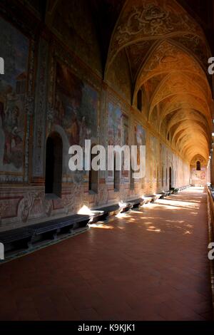 Die wunderschön gestalteten Kreuzgang von Santa Chiara in Neapel. Stockfoto