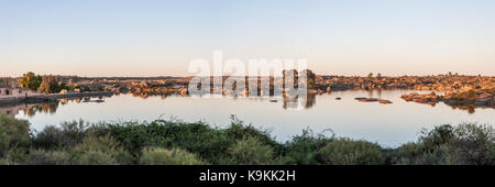 Sonnenuntergang über den Teich von naturdenkmal Los Barruecos in Malpartida de Cáceres, Extremadura, Spanien. Die Landschaft spiegelt sich im Wasser, Stockfoto