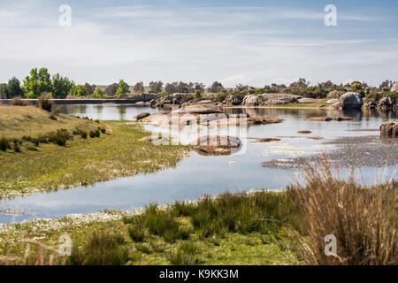 Sonnigen Tag in der felsigen Gegend neben dem Teich von Das naturdenkmal Los Barruecos in Malpartida de Cáceres, Extremadura, Spanien. Stockfoto