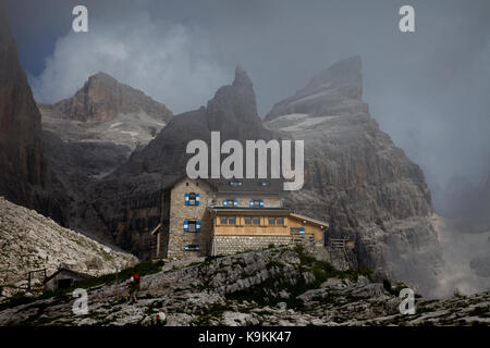 Tuckett und Sella Hütte in die Brenta Dolomiten, Italien. Stockfoto