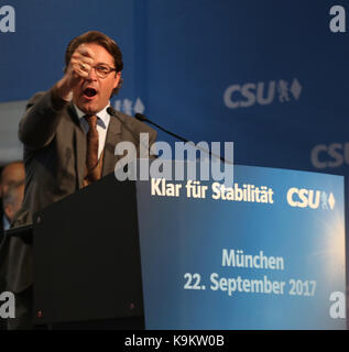 München, Deutschland. 22 Sep, 2017. Generalsekretär der CSU Andreas Scheuer hielt eine Rede. Die deutsche Bundeskanzlerin Angela Merkel kam in München zu sprechen. Es ist die letzte große Kundgebung der CSU vor der Wahl am Sonntag. Credit: Alexander Pohl/Pacific Press/Alamy leben Nachrichten Stockfoto