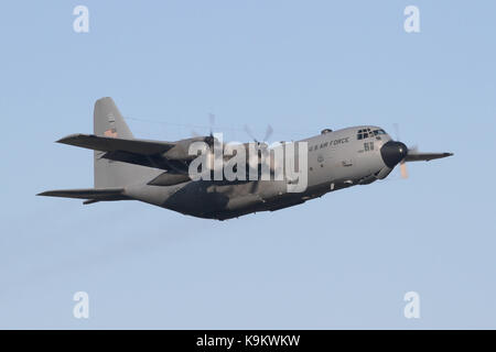 Alte USAF Lockheed C-130H Hercules klettern aus RAF Mildenhall an einem klaren Wintern morgen. Stockfoto