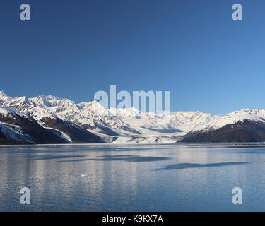 Am Ende des College Fjord in Alaska ist Prince William Sound, durch kalbende Gletscher nach unten aus der Chugach Berge umgeben. Stockfoto