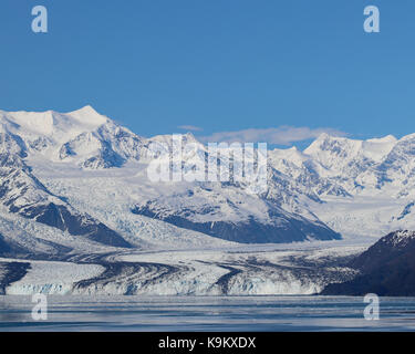 Blauer Himmel über dem Harvard Gletscher im College Fjord, Alaska. Stockfoto