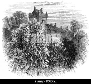 1870: Cawdor Castle wurde um einen Turm aus dem 15. Jahrhundert Haus gebaut, mit erheblichen Ergänzungen in späteren Jahrhunderten in der Pfarrei von Cawdor in Nairnshire, Schottland. Das Schloss ist vielleicht am besten für seine literarische Verbindung zu William Shakespeares Tragödie Macbeth, in der der Titel Charakter" wird Than von Cawdor" bekannt. Aber die Geschichte ist sehr Fiktionalisierte, und das Schloss selbst, die nie direkt in Macbeth genannt, wurde viele Jahre nach dem Leben des aus dem 11. Jahrhundert König Macbeth gebaut. Stockfoto