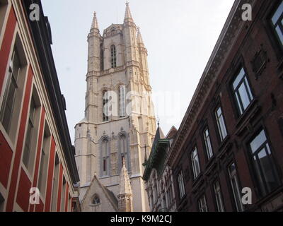 Gent, Belgien - 26. August 2017: St. Nikolaus Kirche neben Wohnhäusern Stockfoto