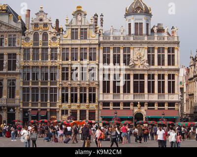 Brüssel, Belgien - 27 August 2017: berühmte Grand Place mit Touristen im Sommer überflutet Stockfoto