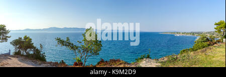 Panorama zeigt die Landschaft in einem schönen und ruhigen Bucht, grüne Küste. Stockfoto