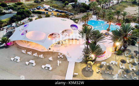 La Manga del Mar Menor, Spanien - 22. September 2017: Von außen ein moderner Komplex. Im Freien mit Restaurant, Bar, Swimmingpool. Luftaufnahme. Stockfoto