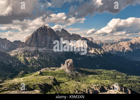 Die Dolomiten, Norditalien. Die Türme der Cinque Torri mit der enormen Masse der Tofana di Rozes hinter, vom Rifugio Nuvolau gesehen Stockfoto