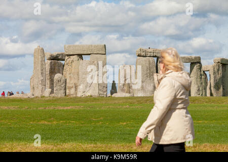 Eine einzelne touristische steht vor Stonehenge Welterbe in Wiltshire, Großbritannien Stockfoto
