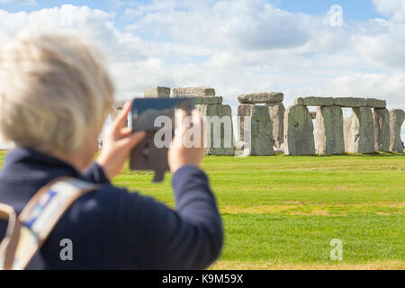 Eine einzelne touristische steht vor Stonehenge Welterbe in Wiltshire, Großbritannien Stockfoto