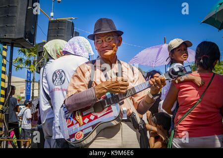 Filipino Straßenmusiker spielt seine Gitarre an der jährlichen multikulturellen Festival auf den Straßen von Puerto Princesa, Palawan, Philippinen Stockfoto