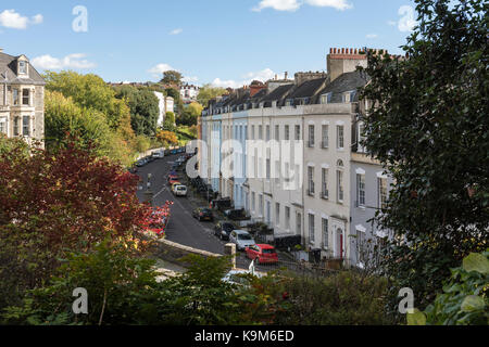 Nahaufnahme von Stadthäusern aus georgianischer Zeit mit Terrasse in Cornwallis Crescent, Clifton, City of Bristol, England, Großbritannien Stockfoto