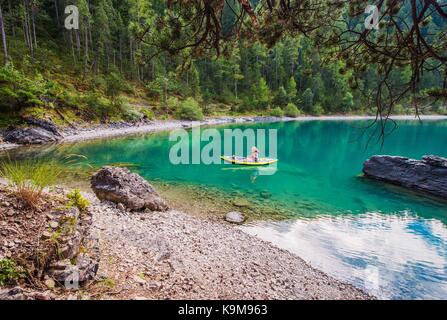 Aufblasbare Kajak Tour mit Hund. Kaukasische Frau und Ihren Australian Silky Terrier auf der malerischen See Kajak Reise. Blindsee, Österreich. Stockfoto