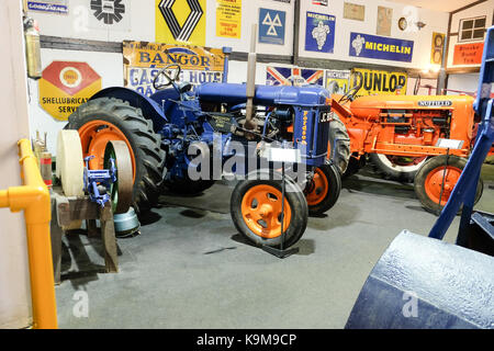 Blau und Orange vintage Traktor in der Werkstatt Stockfoto