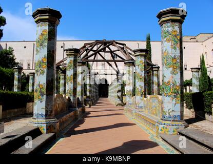 Der wunderschön geflieste Innenhof in Santa Chiara in Neapel. Stockfoto