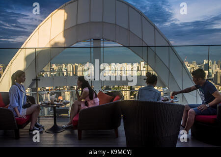 Red Sky Restaurant Auf Dem Dach. Bangkok. Thailand. Im obersten Stockwerk des Centara Grand Hochhauses im Stadtzentrum Stockfoto