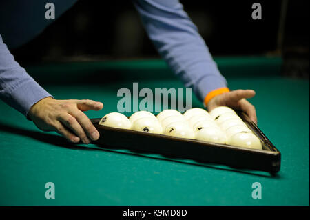 Billard. Einrichten der Kugeln für den Beginn des Spiels Stockfoto