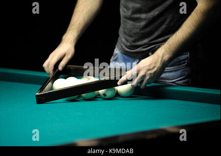 Billard. Einrichten der Kugeln für den Beginn des Spiels Stockfoto