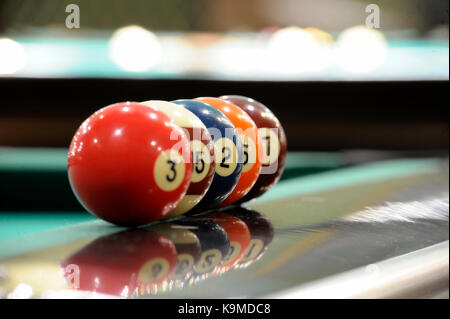 Billard. Kugeln vor grün hinterlegt Stockfoto