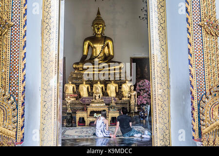 Buddha-Statue aus Gold, im Wat Pho (Wat Po), Tempel des Reclining Buddha, Bangkok, Thailand Stockfoto