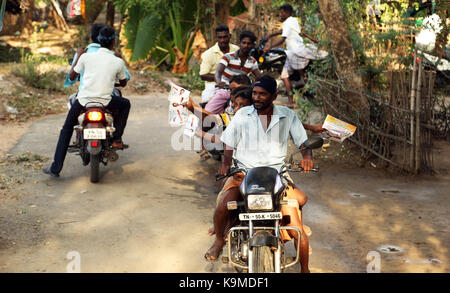 Indische Familie reitet ein Motorrad Stockfoto