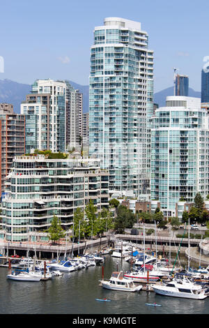 Davie Village Wohnviertel Marina und Apartment Gebäude im Stadtzentrum von Vancouver (British Columbia). Stockfoto