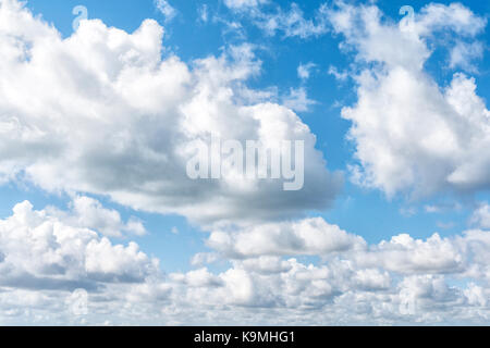 Blue Sky uk mit interessanten Wolkenbildung als Hintergrund Stockfoto