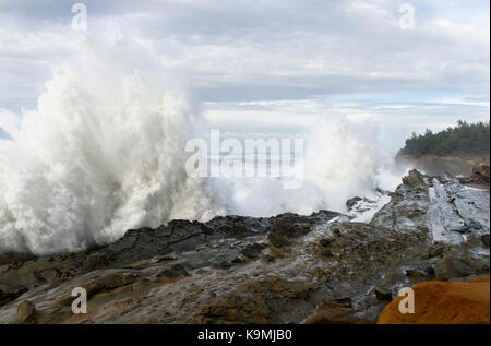 Schwillt ein Jahrzehnt Krachen gegen die Klippen von Shore Acres State Park, Coos Bay Oregon Stockfoto